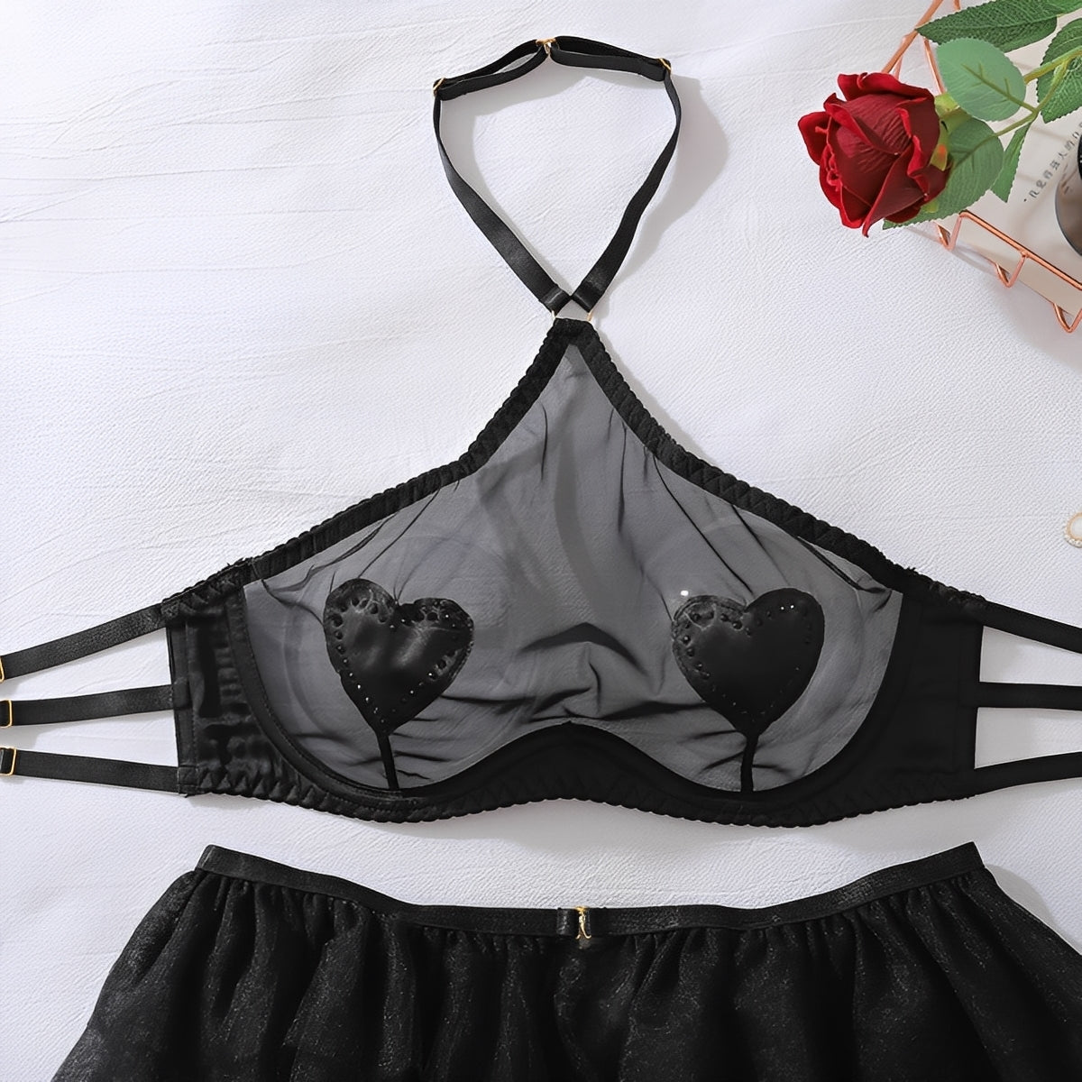 Lingerie Preta com Cinta-Liga e Corações em Tule Transparente - Conjunto Sensual com Aro, Meias Inclusas e Detalhes Luxuosos