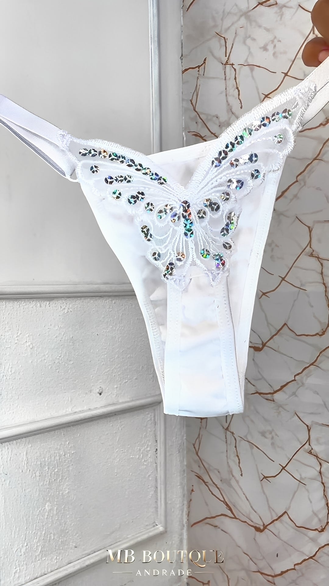 Calcinha Fio Dental com Borboleta Bordada e Lantejoulas - Lingerie Sensual Ajustável P ao G - Preto, branco e vermelho