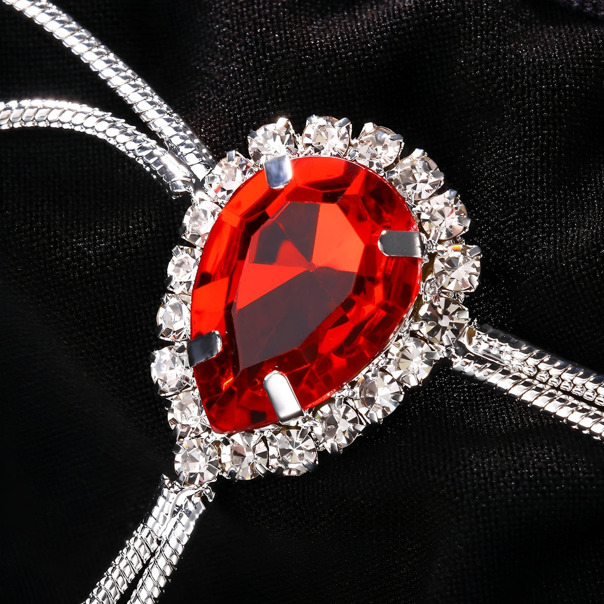 Calcinha Fio Dental Luxo com Pedra Vermelha em Strass e Corrente Metálica - Lingerie Sensual Feminina - Cores vermelho, Preto e branco