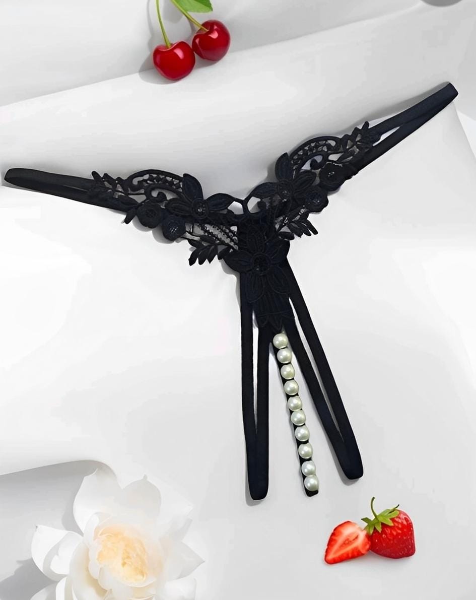 Calcinha Fio Dental Preta com Renda Floral e Pérolas - Lingerie Sensual com Abertura Inferior para Momentos Ousados
