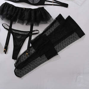 Lingerie Preta com Cinta-Liga e Corações em Tule Transparente - Conjunto Sensual com Aro, Meias Inclusas e Detalhes Luxuosos