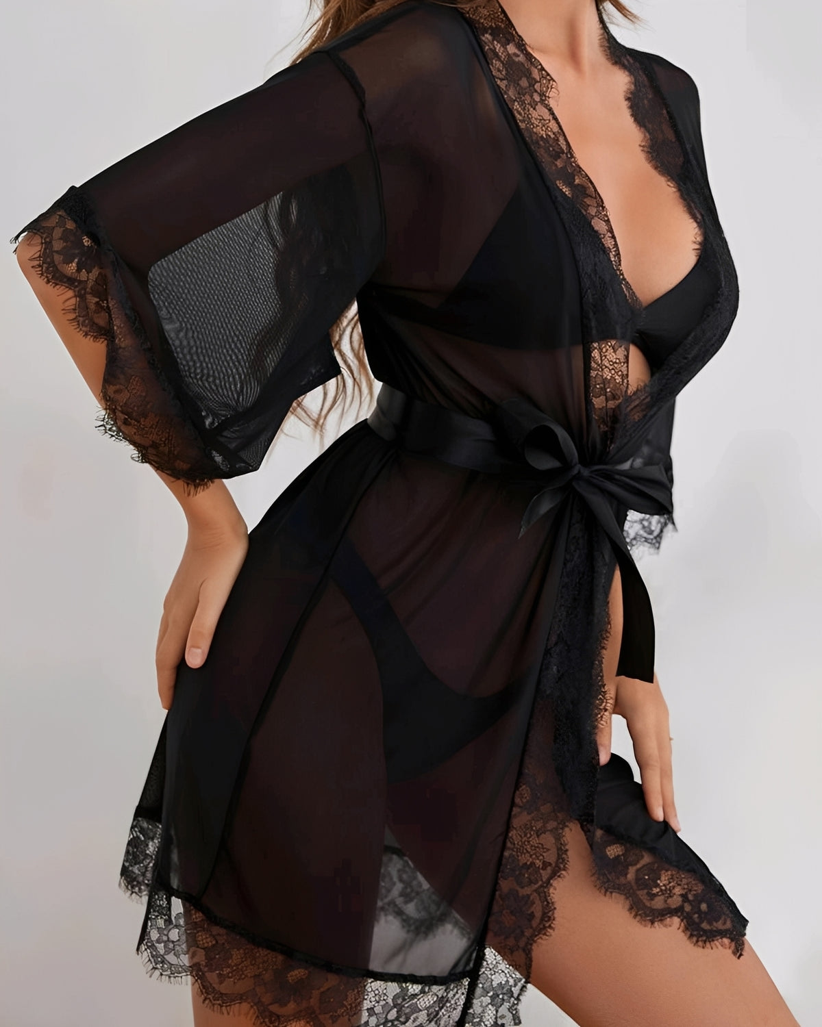 Robe Feminino Preto Transparente em Tule e Renda com Cinto de Cetim – Elegância e Sofisticação