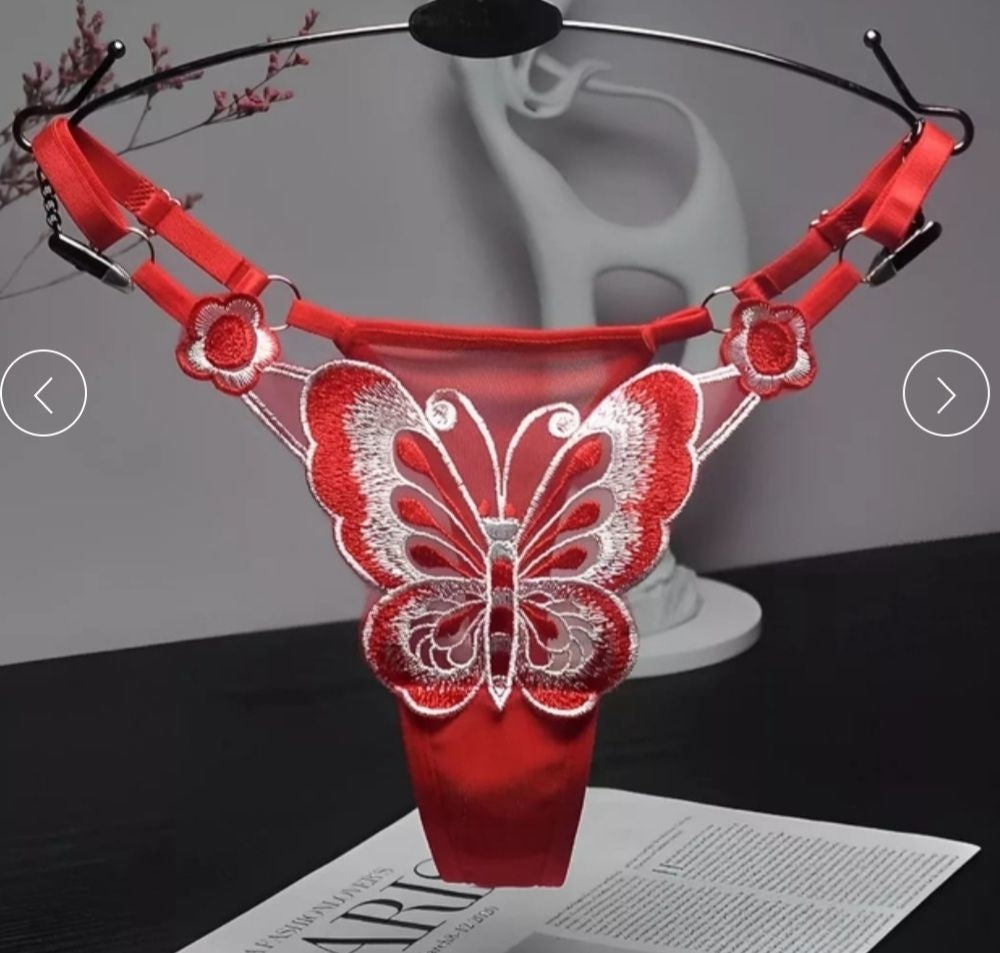 Calcinha com bordado em borboleta e regulagem na lateral 