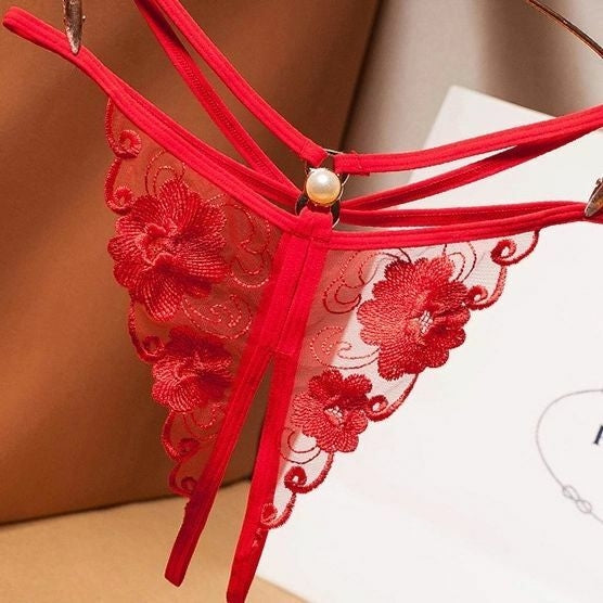Calcinha Fio Dental Sexy - abertura inferior, Transparente com Bordado Floral e Pérola Central – Lingerie de Luxo Sensual Feminina - Presente sensual